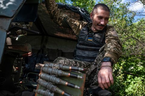 Ukrainischer Soldat an der Bachmut-Front beim Aufmunitionieren seines IFV