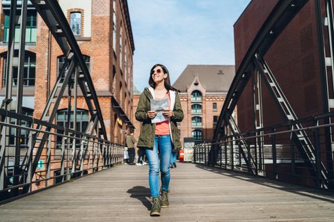 Unternehmungen in Hamburg: Eine Frau geht durch die Speicherstadt.