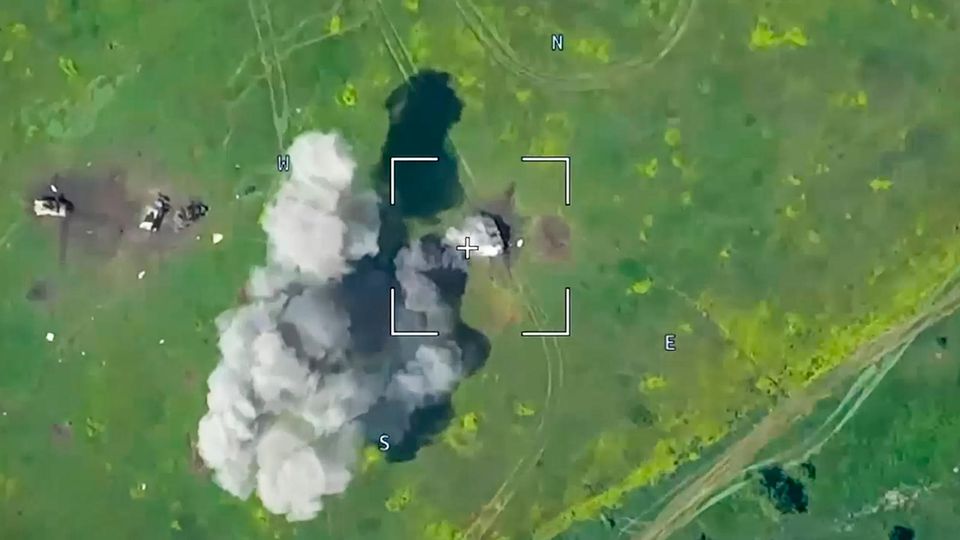 Russland verbreitet Videos, die zeigen sollen, wie eine gepanzerte ukranische Kolonne unter Feuer gerät.