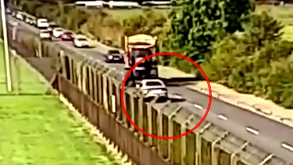 Teenager überrollt Auto mit Traktor – wie durch ein Wunder wird niemand verletzt