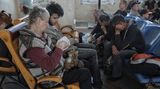 Warten auf der Evakuierungszug