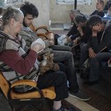 Warten auf der Evakuierungszug