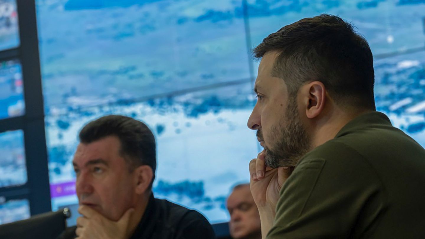 Wolodymyr Selenskyj bei einer Dringlichkeitssitzung