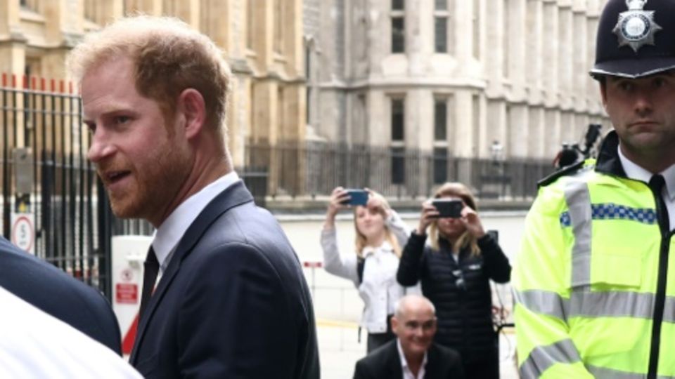 Prinz Harry beim Verlassen des Gericht s in London