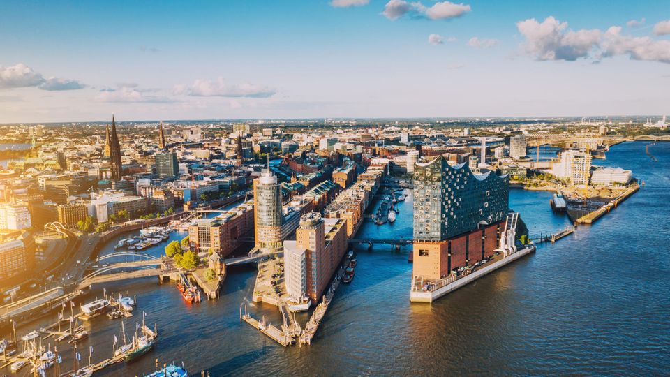 Die hanseatische Brise scheint glücklich zu machen: Die Menschen in Hamburg schätzen sich im Deutschlandvergleich jedenfalls selbst als sehr zufrieden ein. 