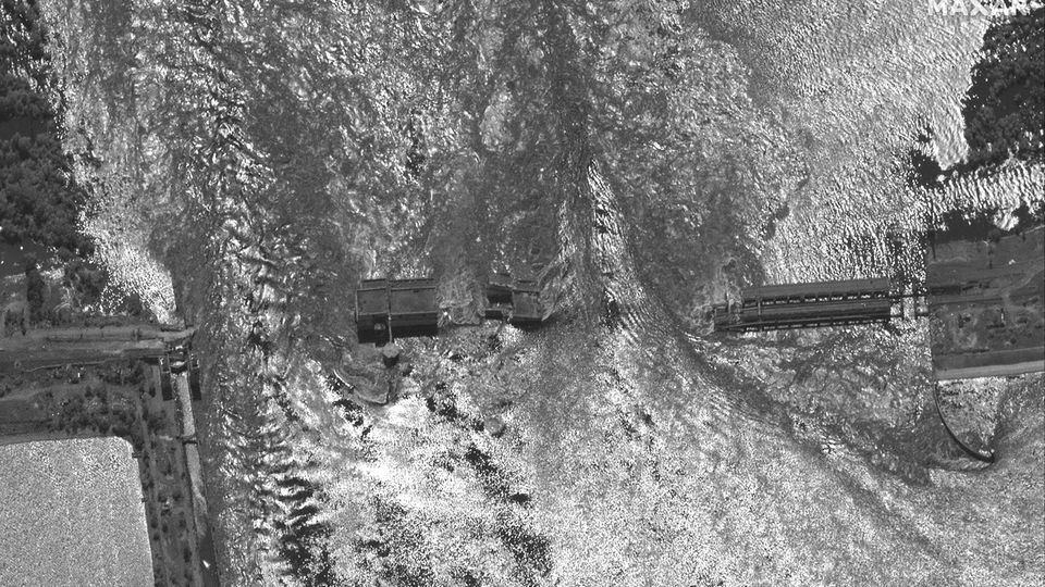 Dieses Satellitenbild zeigt die Schäden am Kachowka-Damm im Süden der Ukraine