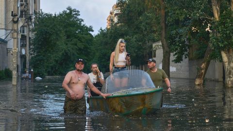 Rettungskräfte evakuieren Bewohner eines überfluteten Viertels der Stadt Cherson in der Ukraine