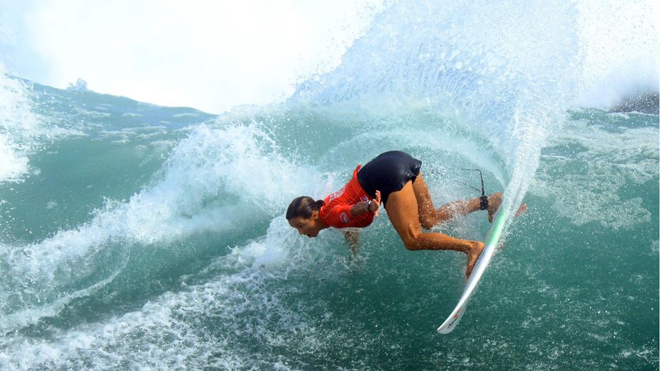 Die australische Surferin Sally Fitzgibbons reitet eine Welle