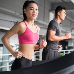 Abnehmen durch Sport: Eine Frau und ein Mann auf einem Laufband