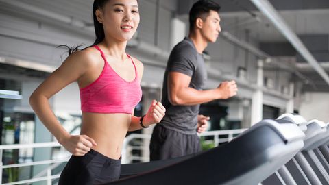 Abnehmen durch Sport: Eine Frau und ein Mann auf einem Laufband