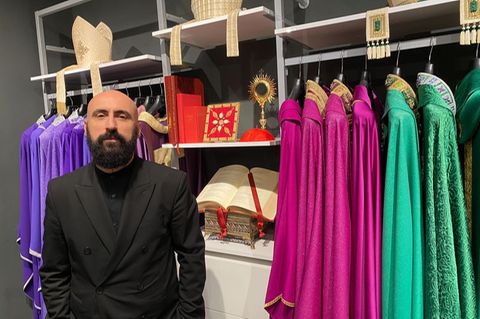 Filippo Sorcinelli schneidert Gewänder für Päpste, Kardinäle und Priester.