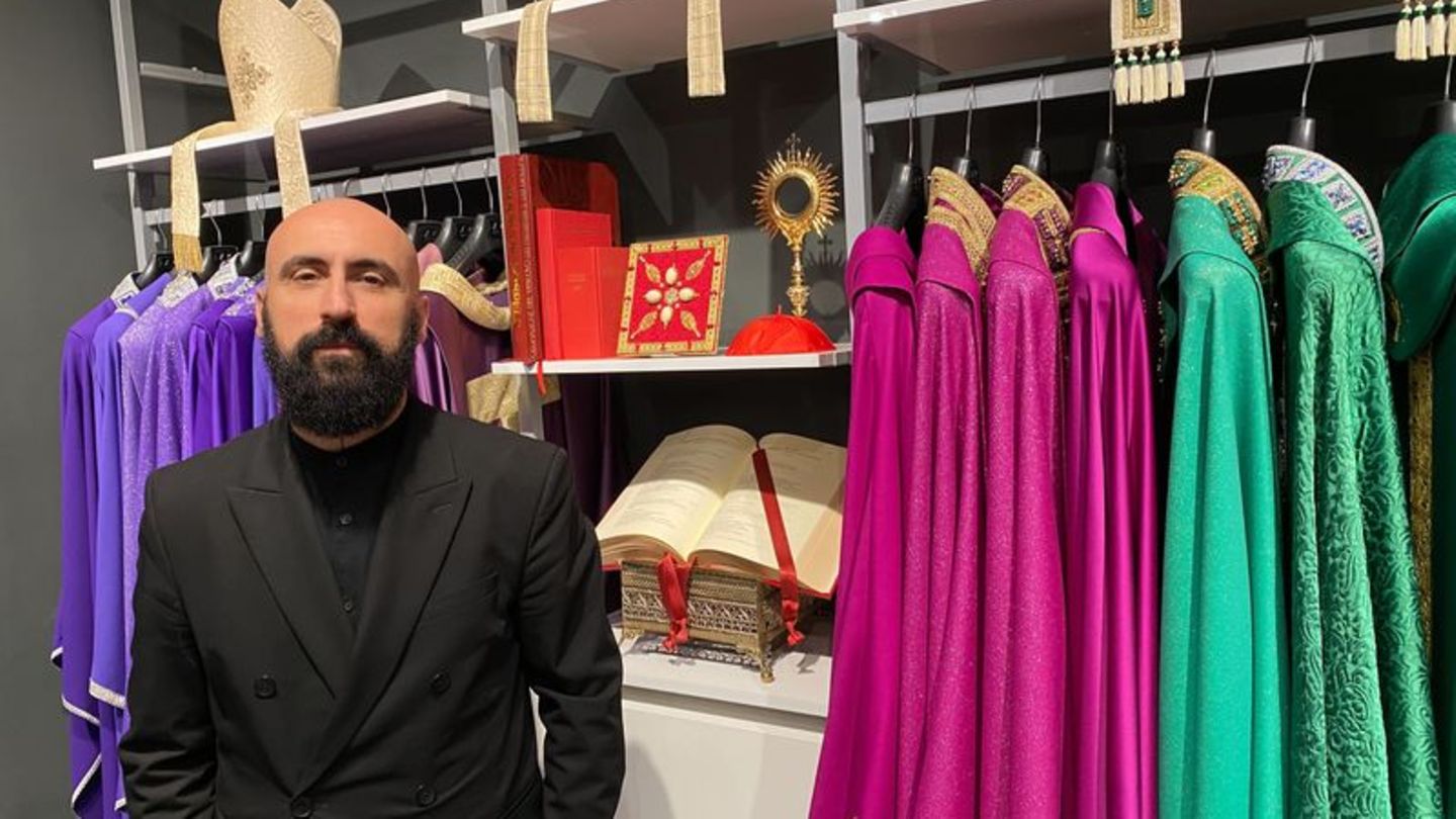 Filippo Sorcinelli schneidert Gewänder für Päpste, Kardinäle und Priester.