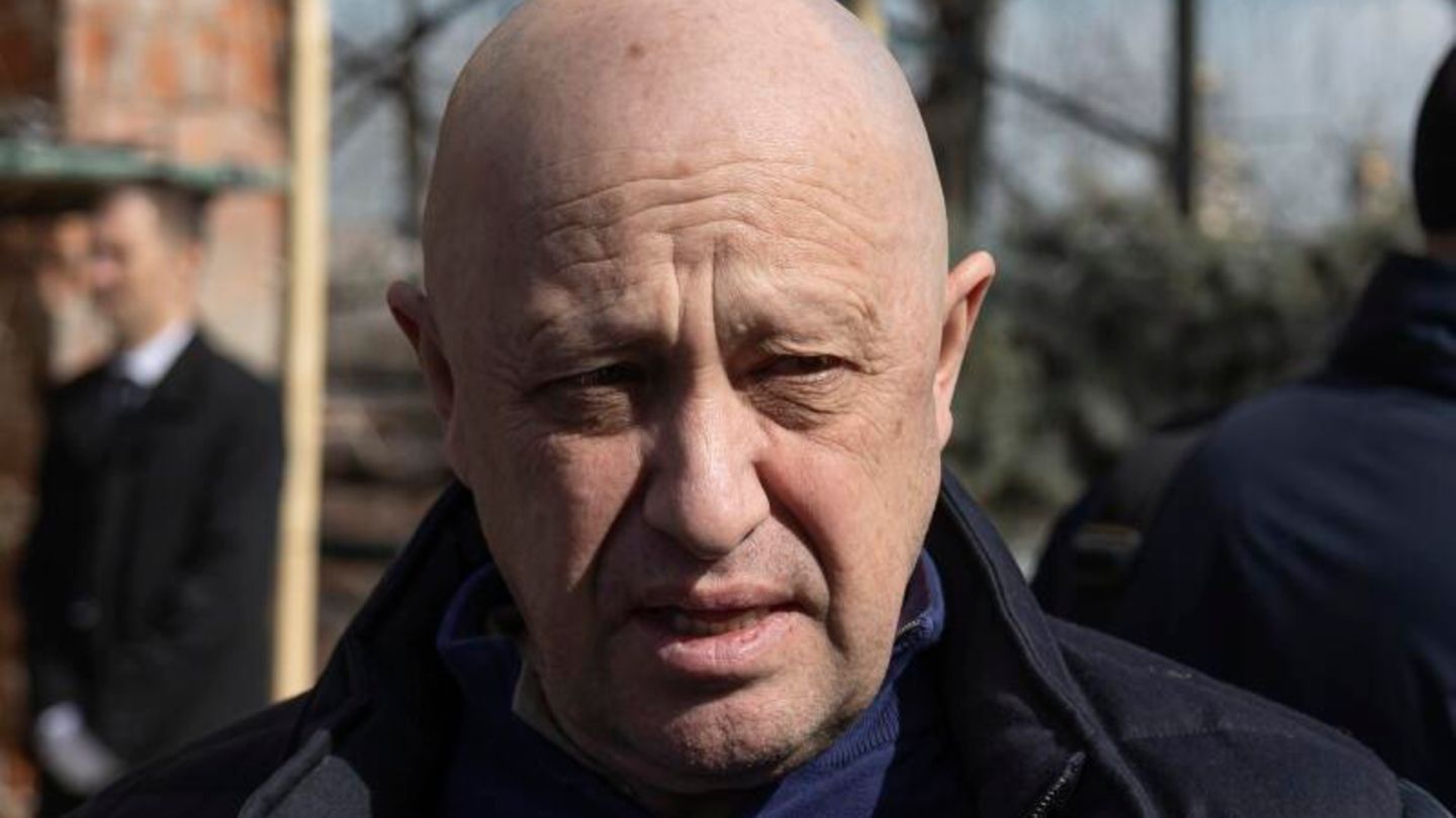 Jewgeni Prigoschin nimmt an Beisetzung des getöteten russischen Militärbloggers Tatarski teil.