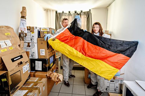 Kriminaltechniker aus Heidenheim zeigen in der Asservatenkammer das Beweismittel, das der Soko ihren Namen gab