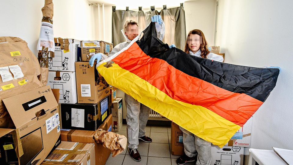 Kriminaltechniker aus Heidenheim zeigen in der Asservatenkammer das Beweismittel, das der Soko ihren Namen gab
