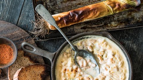 Verbrannter Lauch, Bohnen, Brot und Béchamel