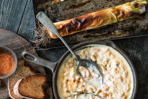 Verbrannter Lauch, Bohnen, Brot und Béchamel