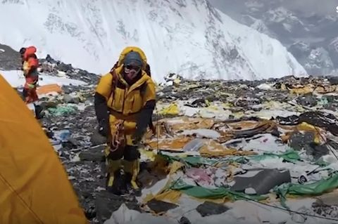 Unfassbare Aufnahmen: Sherpas zeigen höchste Müllhalde der Welt am Mount Everest