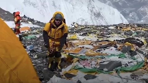 Unfassbare Aufnahmen: Sherpas zeigen höchste Müllhalde der Welt am Mount Everest