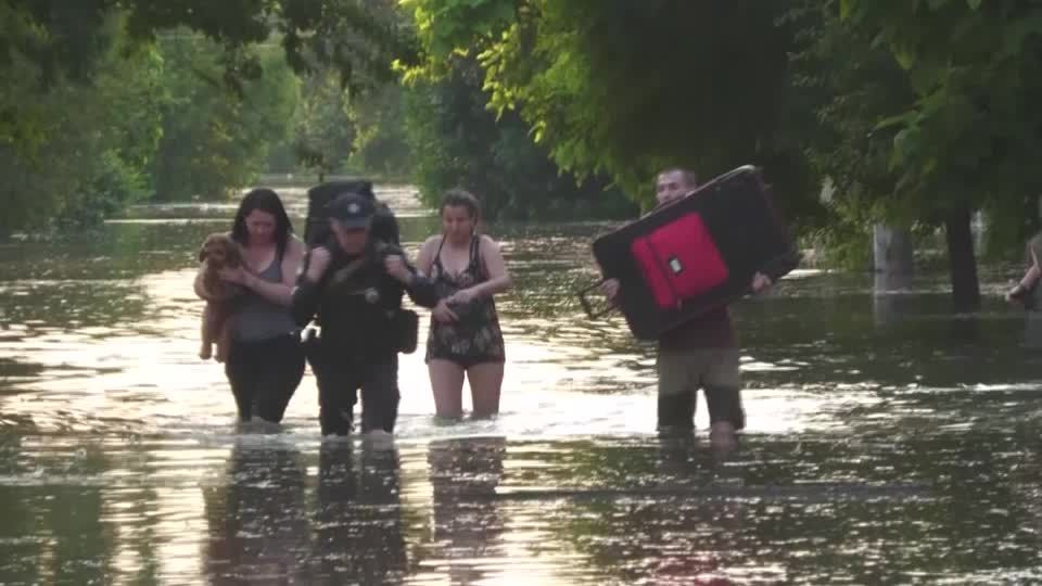 Video: Zerstörung und Leid nach Dammbruch in der Ukraine