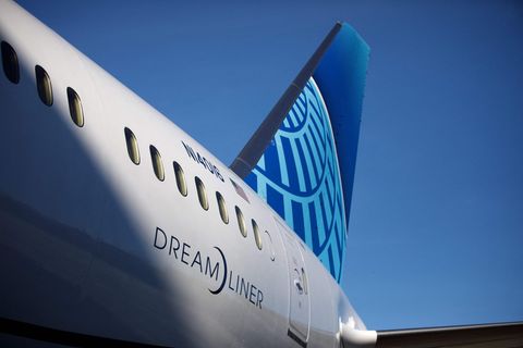 Ein Dreamliner von Boeing steht in einer Fertigungshalle