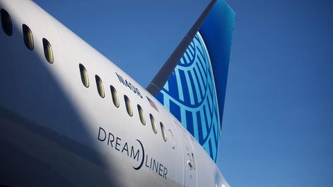 Ein Dreamliner von Boeing steht in einer Fertigungshalle