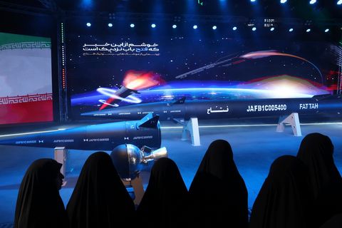 Der Fatah-Eintrittskörper wird von einer Mittelstreckenrakete in die Atmosphäre getragen.