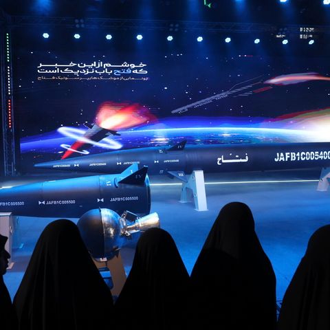 Der Fatah-Eintrittskörper wird von einer Mittelstreckenrakete in die Atmosphäre getragen.