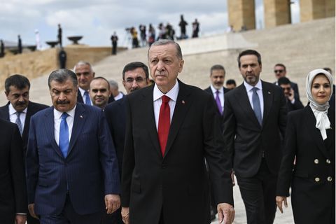 Recep Tayyip Erdogan mit seinen neuen Kabinettsmitgliedern