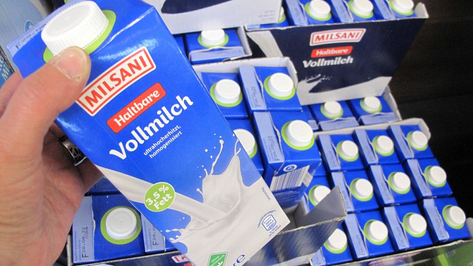 Aldi und andere Lebensmittelhändler senken die Milchpreise