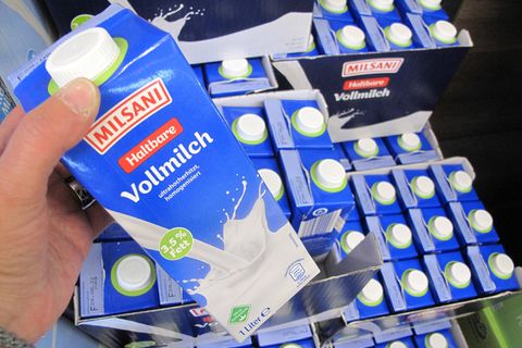 Aldi und andere Lebensmittelhändler senken die Milchpreise