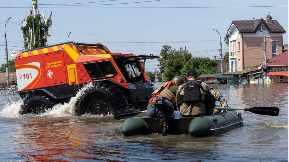 Ukrainische Rettungs- und Sicherheitskräfte bei der Evaskuireung von Bewohnern der Stadt Cherson