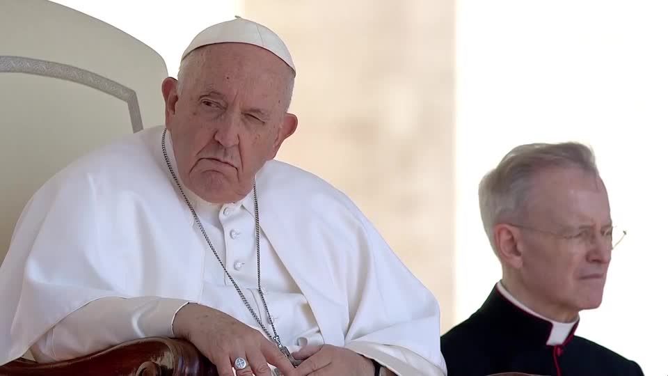 Video: Papst muss operiert werden