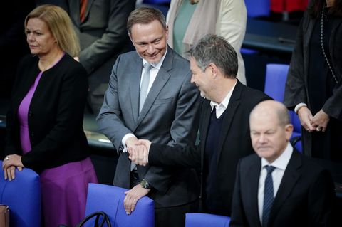 Christian Lindner (FDP) und Robert Habeck (Bündnis 90/Die Grünen) schütteln sich die Hände (Archivbild)