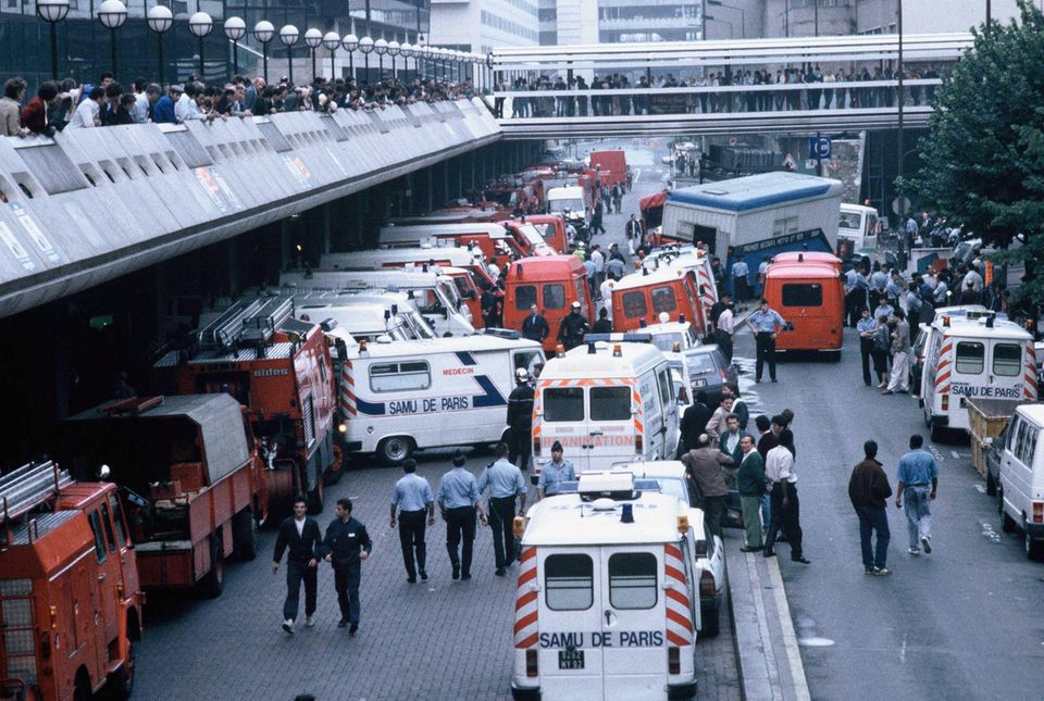 Rettungskräfte stehen nach dem Zugunlück in Paris stehen Rettungskräfte vor dem Gare de Lyon Paris