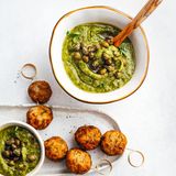 Petersilienaufstrich von Paros      Zutaten:  100 g altbackenes Brot  100 g frische Petersilie, Blättchen abgezupft  30 g Kapern und Kapern zum Servieren  1 Frühlingszwiebel  3 Knoblauchzehen  2 EL Weißweinessig oder Apfelessig  2 unbehandelte Zitronen, Saft und abgeriebene Schale  150 ml Olivenöl extra vergine  100 g Kartoffeln, gekocht  1 TL Salz  Pfeffer aus der Mühle nach Belieben      Zubereitung:      1. Das Brot etwa 10 Minuten in Wasser einweichen.  2. Die Petersilie mit Kapern, Frühlingszwiebel, Knoblauch, Essig sowie Zitronensaft und -abrieb in einen Mixer geben und pürieren. Nach und nach das Olivenöl zugeben und weiterpürieren. Das Brot gut ausdrücken und zusammen mit den Kartoffeln in den Mixer geben.  3. Weiter zu einer homogenen Masse mischen. Mit Salz und nach Belieben Pfeffer abschmecken.  4. Mit einigen Kapern garniert servieren.