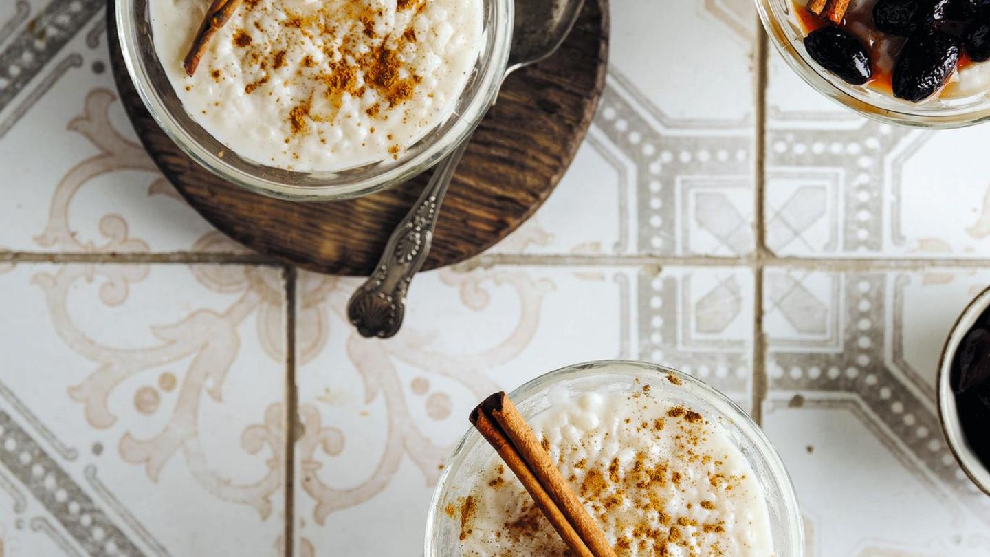Rezepte: Reispudding Zutaten: 300 g Milchreis (Alternativ Risottoreis, Carnaroli- oder Arborio-Reis) 630 ml Wasser 30 g Maisstärke 1½ l Milch 180 g Zucker ½ TL Salz 2 Zimtstangen 1 unbehandelte Zitrone, abgeriebene Schale Zubereitung: 1. Den Reis gründlich waschen und in dem Wasser 2. 10 Minuten köcheln, bis der Reis das Wasser aufgesogen hat. Den Reis nicht abtropfen. 3. Die Maisstärke in 500 ml Milch in einer Schüssel auflösen und zur Seite stellen. 4. Den Reis mit dem Zucker, der restlichen Milch, Salz, Zimt und der Zitronenschale in einen zweiten Topf geben und 15 Minuten kochen. Die Milch-Maizena-Mischung zugeben und weitere 5 Minuten kochen. 5. Den Milchreis in Gläser füllen und warm oder kalt servieren. Reispudding Zutaten: 300 g Milchreis (Alternativ Risottoreis, Carnaroli- oder Arborio-Reis) 630 ml Wasser 30 g Maisstärke 1½ l Milch 180 g Zucker ½ TL Salz 2 Zimtstangen 1 unbehandelte Zitrone, abgeriebene Schale Zubereitung: 1. Den Reis gründlich waschen und in dem Wasser 2. 10 Minuten köcheln, bis der Reis das Wasser aufgesogen hat. Den Reis nicht abtropfen. 3. Die Maisstärke in 500 ml Milch in einer Schüssel auflösen und zur Seite stellen. 4. Den Reis mit dem Zucker, der restlichen Milch, Salz, Zimt und der Zitronenschale in einen zweiten Topf geben und 15 Minuten kochen. Die Milch-Maizena-Mischung zugeben und weitere 5 Minuten kochen. 5. Den Milchreis in Gläser füllen und warm oder kalt servieren.