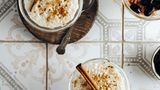 Reispudding      Zutaten:  300 g Milchreis (Alternativ Risottoreis, Carnaroli- oder Arborio-Reis)  630 ml Wasser  30 g Maisstärke  1½ l Milch  180 g Zucker  ½ TL Salz  2 Zimtstangen  1 unbehandelte Zitrone, abgeriebene Schale      Zubereitung:  1. Den Reis gründlich waschen und in dem Wasser  2. 10 Minuten köcheln, bis der Reis das Wasser aufgesogen hat. Den Reis nicht abtropfen.  3. Die Maisstärke in 500 ml Milch in einer Schüssel auflösen und zur Seite stellen.  4. Den Reis mit dem Zucker, der restlichen Milch, Salz, Zimt und der Zitronenschale in einen zweiten Topf geben und 15 Minuten kochen. Die Milch-Maizena-Mischung zugeben und weitere 5 Minuten kochen.  5. Den Milchreis in Gläser füllen und warm oder kalt servieren.