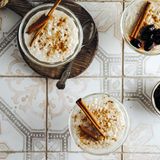 Reispudding      Zutaten:  300 g Milchreis (Alternativ Risottoreis, Carnaroli- oder Arborio-Reis)  630 ml Wasser  30 g Maisstärke  1½ l Milch  180 g Zucker  ½ TL Salz  2 Zimtstangen  1 unbehandelte Zitrone, abgeriebene Schale      Zubereitung:  1. Den Reis gründlich waschen und in dem Wasser  2. 10 Minuten köcheln, bis der Reis das Wasser aufgesogen hat. Den Reis nicht abtropfen.  3. Die Maisstärke in 500 ml Milch in einer Schüssel auflösen und zur Seite stellen.  4. Den Reis mit dem Zucker, der restlichen Milch, Salz, Zimt und der Zitronenschale in einen zweiten Topf geben und 15 Minuten kochen. Die Milch-Maizena-Mischung zugeben und weitere 5 Minuten kochen.  5. Den Milchreis in Gläser füllen und warm oder kalt servieren.