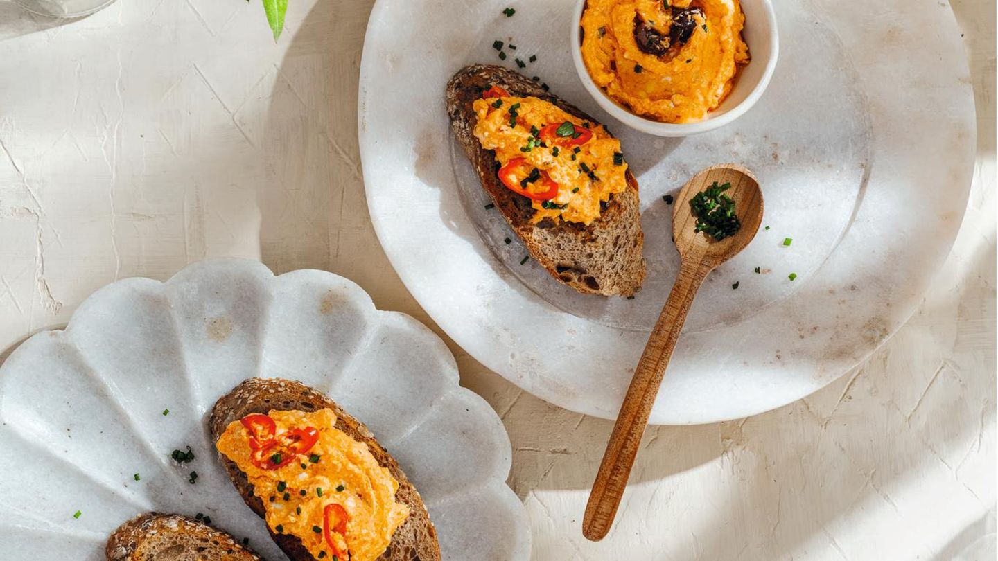 Rezepte: Scharfer Käseaufstrich Zutaten: 1 Chilischote 3 EL Olivenöl 100 g griechischer Joghurt 150 g Feta 3-4 frische Knoblauchzehen, gehackt ½ TL scharfes Chilipulver 1 TL edelsüßes Paprikapulver Zubereitung: Die Chili halbieren, entkernen und fein hacken. Dann mit allen anderen Zutaten in eine Schüssel geben, mit einer Gabel zerdrücken und zu einer homogenen Masse zusammenmischen. Den Käseaufstrich mit Brot und Kräutern servieren, Schnittlauch zum Beispiel passt perfekt dazu. Scharfer Käseaufstrich Zutaten: 1 Chilischote 3 EL Olivenöl 100 g griechischer Joghurt 150 g Feta 3-4 frische Knoblauchzehen, gehackt ½ TL scharfes Chilipulver 1 TL edelsüßes Paprikapulver Zubereitung: Die Chili halbieren, entkernen und fein hacken. Dann mit allen anderen Zutaten in eine Schüssel geben, mit einer Gabel zerdrücken und zu einer homogenen Masse zusammenmischen. Den Käseaufstrich mit Brot und Kräutern servieren, Schnittlauch zum Beispiel passt perfekt dazu.