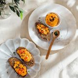 Scharfer Käseaufstrich      Zutaten:  1 Chilischote  3 EL Olivenöl  100 g griechischer Joghurt  150 g Feta  3-4 frische Knoblauchzehen, gehackt  ½ TL scharfes Chilipulver  1 TL edelsüßes Paprikapulver      Zubereitung:  Die Chili halbieren, entkernen und fein hacken. Dann mit allen anderen Zutaten in eine Schüssel geben, mit einer Gabel zerdrücken und zu einer homogenen Masse zusammenmischen. Den Käseaufstrich mit Brot und Kräutern servieren, Schnittlauch zum Beispiel passt perfekt dazu.