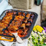 Auberginenröllchen mit Hackfleisch      Zutaten:  3 große Auberginen  Salz, Pfeffer aus der Mühle  120 ml Olivenöl extra vergine  1 TL edelsüßes Paprikapulver  1 TL getrockneter Oregano  1 TL gemahlener Kreuzkümmel  2 Zwiebeln  2 Knoblauchzehen  700 g Rinderhackfleisch  30 g Petersilie, fein gehackt  2 Prisen Zimt  500 G reife Tomaten  150 ml Rotwein      Zubereitung:  1. Den Backofen auf 190 Grad Umluft vorheizen.  2. Die Auberginen längs in etwa 1½ cm dicke Scheiben schneiden und in eine Schüssel geben. Mit Salz und Pfeffer bestreuen, dann 30 ml Olivenöl sowie je 1 Prise Paprikapulver, Oregano und Kreuzkümmel dazumischen.  3. Die Auberginen auf einem Blech verteilen und im vorgeheizten Backofen rund 25 Minuten backen.  4. Die Zwiebeln und den Knoblauch fein hacken. In einer Schlüssel das Hackfleisch mit Zwiebeln, Knoblauch, Petersilie, 40 ml Olivenöl, jeweils restlichem Kreuzkümmel, Paprikapulver und Oregano sowie Zimt, Salz und Pfeffer gut vermischen und etwa 5 Minuten kneten.  5. Jeweils 1 Esslöffel der Hackfleischfüllung auf die untere schmale Seite jeder gebackenen Auberginenscheibe geben und die Scheiben aufrollen. So lange fortfahren, bis alle Zutaten aufgebraucht sind.  6. Die Tomaten in Würfel schneiden und auf den Auberginen verteilen. Mit dem restlichen Olivenöl und dem Rotwein begießen. Im Backofen bei 185 Grad  7. Umluft etwa 30 Minuten backen.