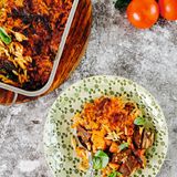 Geschmortes Rinderragout mit Kritharaki-Nudeln      Zutaten:      1 kg Rindfleisch (Hals oder Schulter)  Pfeffer aus der Mühle  50 ml Olivenöl  80 g Tomatenmark  300 g Schalotten  150 g Lauch  4 Knoblauchzehen  200 ml Rotwein  Salz  2 TL geräuchertes Paprikapulver  4 Lorbeerblätter  2 große Zimtstangen  3 reife Tomaten  500 ml Wasser  1 Bund Basilikum  500 G Kritharaki- oder Orzo-Nudeln      Zubereitung:      1. Das Fleisch in Würfel à etwa 20 g schneiden und mit frisch gemahlenem Pfeffer bestreuen. Das Öl in einer schweren Pfanne erhitzen. Die Fleischwürfel zugeben und von jeder Seite scharf anbraten. Das Tomatenmark hinzufügen und weitere 6 Minuten braten.  2. Die Schalotten und den Lauch fein hacken, mit in die Pfanne geben und weitere 8 Minuten dünsten. Den Knoblauch fein hacken, ebenfalls in die Pfanne geben und weitere 2 Minuten dünsten. Mit dem Rotwein ablöschen, dann die Gewürze mit in die Pfanne geben.  3. Die Tomaten halbieren und von der Schnittfläche her grob raspeln, bis nur noch die Schale übrig ist. Die Schale wegwerfen. Die geriebenen Tomaten und das Wasser hinzufügen, den Deckel auflegen und das Ganze bei niedriger Temperatur 2 Stunden köcheln lassen.  4. Mit Salz abschmecken. Das Basilikum grob hacken und zugeben.  5. Den Backofen auf 170 Grad Ober- und Unterhitze vorheizen. Das Fleisch mit der Sauce in eine Auflaufform geben und mit den Kritharaki vermischen. Im vorgeheizten Ofen etwa 40 Minuten backen. Fertig!