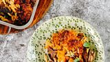 Geschmortes Rinderragout mit Kritharaki-Nudeln      Zutaten:      1 kg Rindfleisch (Hals oder Schulter)  Pfeffer aus der Mühle  50 ml Olivenöl  80 g Tomatenmark  300 g Schalotten  150 g Lauch  4 Knoblauchzehen  200 ml Rotwein  Salz  2 TL geräuchertes Paprikapulver  4 Lorbeerblätter  2 große Zimtstangen  3 reife Tomaten  500 ml Wasser  1 Bund Basilikum  500 G Kritharaki- oder Orzo-Nudeln      Zubereitung:      1. Das Fleisch in Würfel à etwa 20 g schneiden und mit frisch gemahlenem Pfeffer bestreuen. Das Öl in einer schweren Pfanne erhitzen. Die Fleischwürfel zugeben und von jeder Seite scharf anbraten. Das Tomatenmark hinzufügen und weitere 6 Minuten braten.  2. Die Schalotten und den Lauch fein hacken, mit in die Pfanne geben und weitere 8 Minuten dünsten. Den Knoblauch fein hacken, ebenfalls in die Pfanne geben und weitere 2 Minuten dünsten. Mit dem Rotwein ablöschen, dann die Gewürze mit in die Pfanne geben.  3. Die Tomaten halbieren und von der Schnittfläche her grob raspeln, bis nur noch die Schale übrig ist. Die Schale wegwerfen. Die geriebenen Tomaten und das Wasser hinzufügen, den Deckel auflegen und das Ganze bei niedriger Temperatur 2 Stunden köcheln lassen.  4. Mit Salz abschmecken. Das Basilikum grob hacken und zugeben.  5. Den Backofen auf 170 Grad Ober- und Unterhitze vorheizen. Das Fleisch mit der Sauce in eine Auflaufform geben und mit den Kritharaki vermischen. Im vorgeheizten Ofen etwa 40 Minuten backen. Fertig!