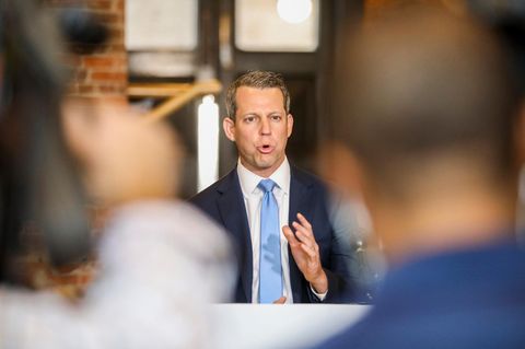 Andrew Warren auf einer Pressekonferenz. Er redet mit erhobener Hand