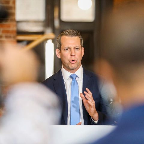 Andrew Warren auf einer Pressekonferenz. Er redet mit erhobener Hand