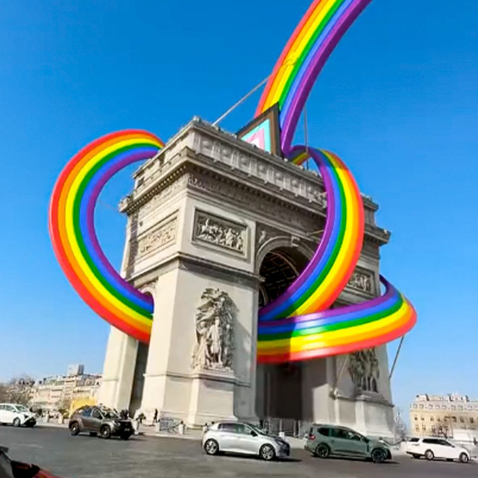 Riesiger Pride-Regenbogen am "Arc de Triomphe" in Paris – ist die Kunst-Installation echt oder ein Fake?