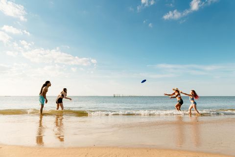Menschen beschäftigen sich gemeinsam mit Strandspielzeug.