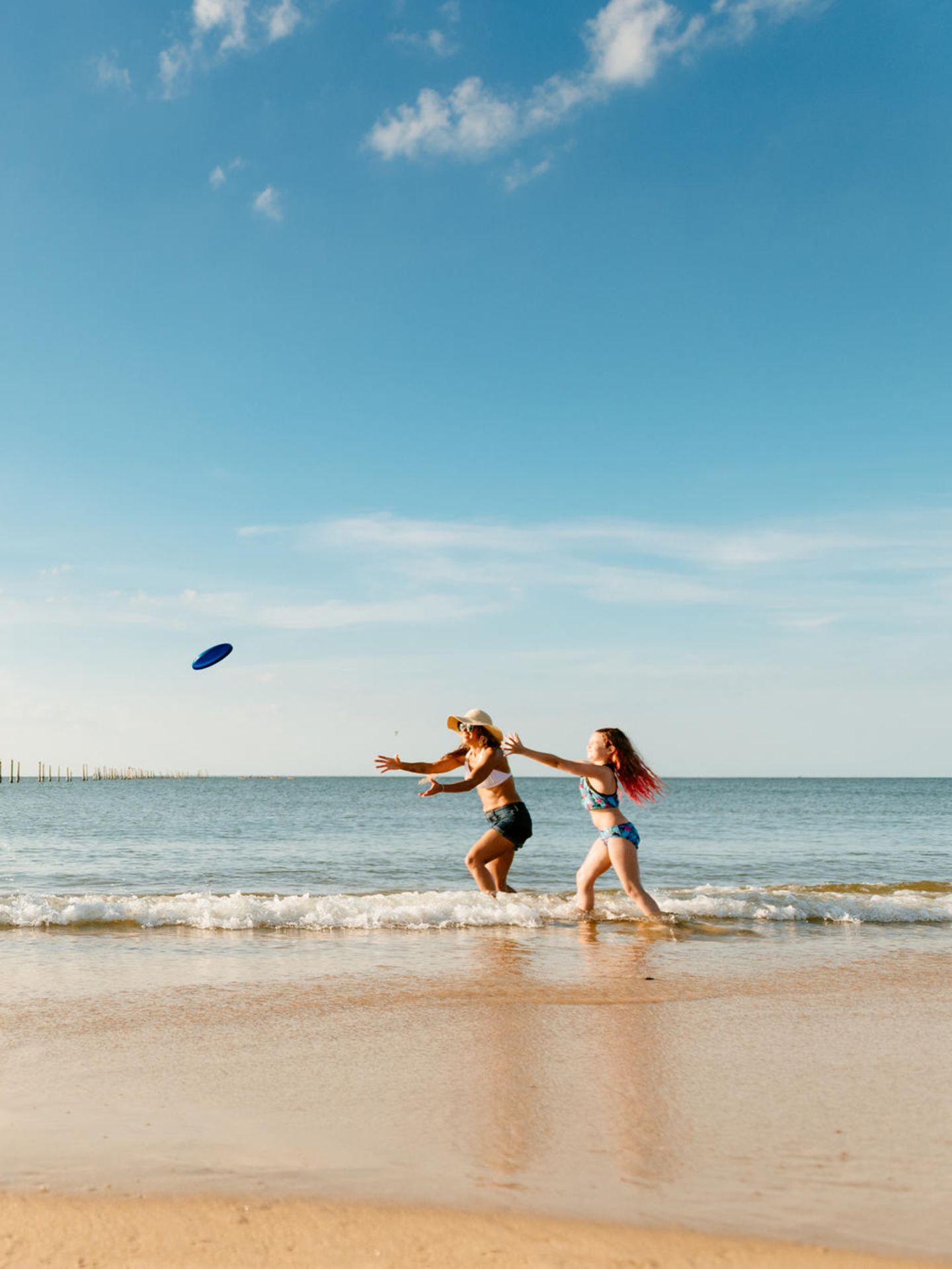 Menschen beschäftigen sich gemeinsam mit Strandspielzeug.