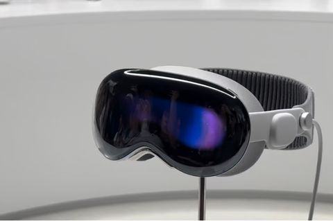 Die Vision Pro von Apple hat eine große Fläche, durch die man guckt. Hier steht sie auf einem Gestell.